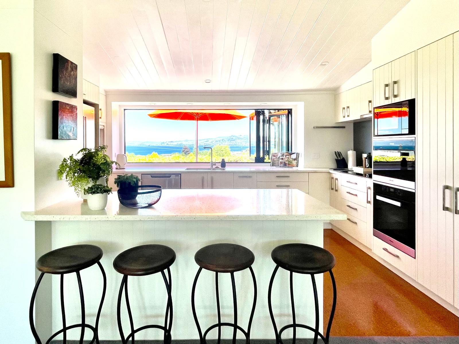 taupo-retreats-kitchen-004